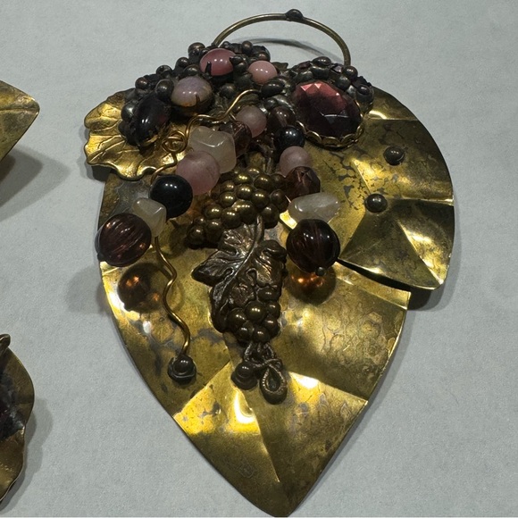 Vintage Brass Leaf‎ Grape Cluster Brooch And Clip On Earrings Set - Picture 2 of 13